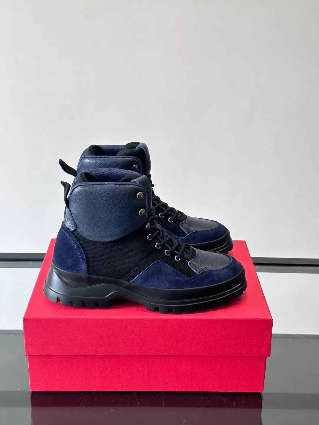 Men's shoes 💰960 Ferragamo's thick-soled lace-up short boots are made of suede + fabric splicing. They have a delicate texture and are breathable. The black rubber thick soles are wear-resistant and have strong traction. They can be worn every day outdoors! The shoelaces are super vibrant and the metal fastener details are perfect. The boot shaft is adjustable, comfortable and stable to wear. It goes well with workwear style or casual style in autumn and winter. It is warm and fashionable. It is suitable for outdoor activities or daily commuting! size: 39-44 (customized at 38.45.46)